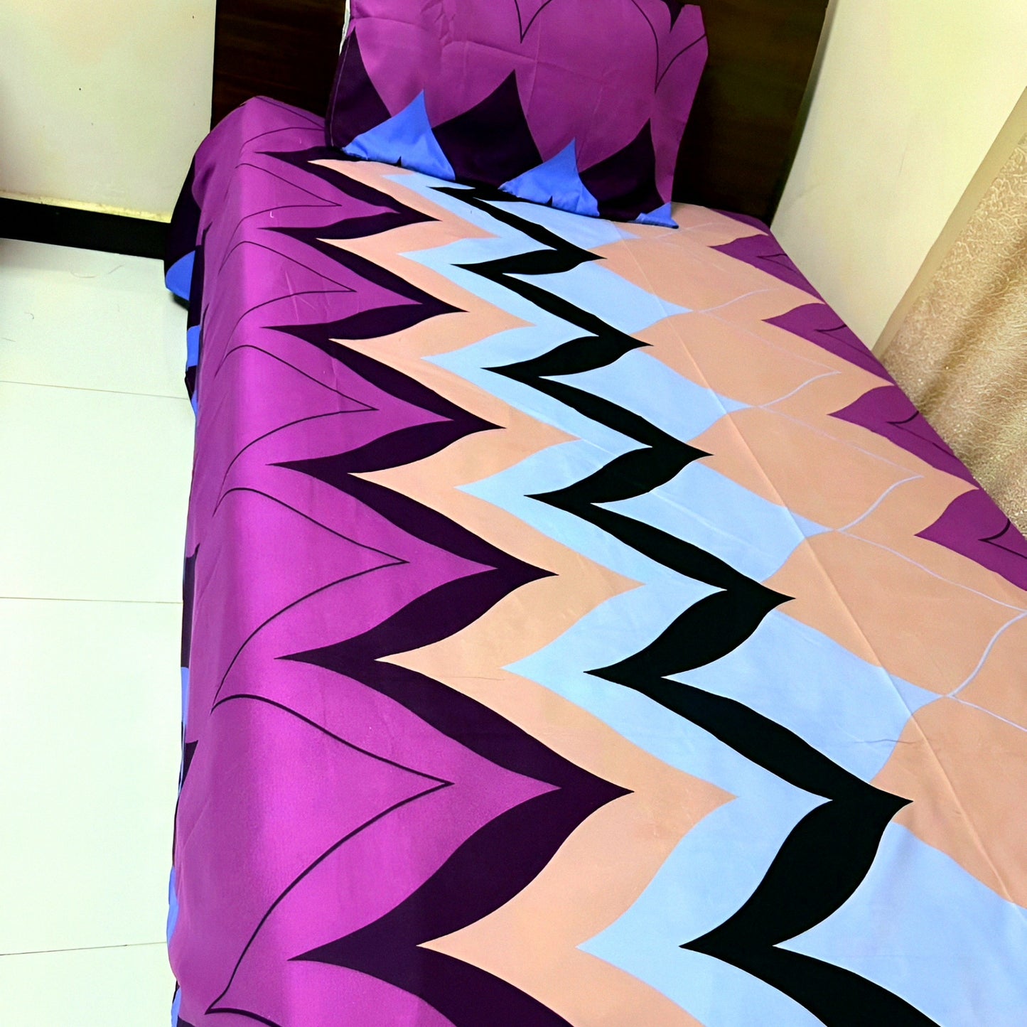 Purple chevron satin bedsheet on single bed — شرشف ساتان بنفسجي بنقشة شيفرون على سرير مفرد