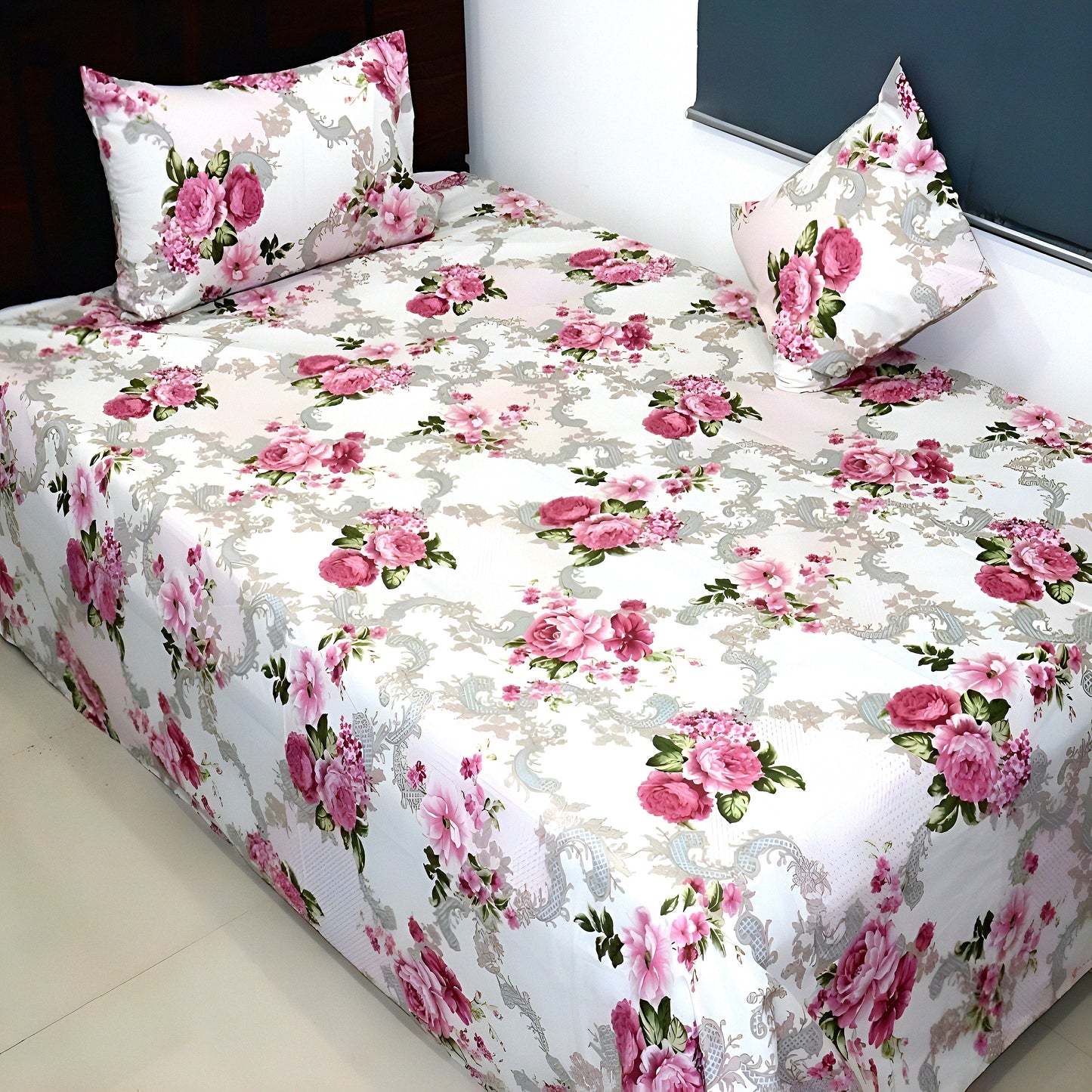 Soft pink floral vintage cotton bedsheet with pillow cover – مفرش سرير وردي بنقشة زهور من القطن الفاخر.
