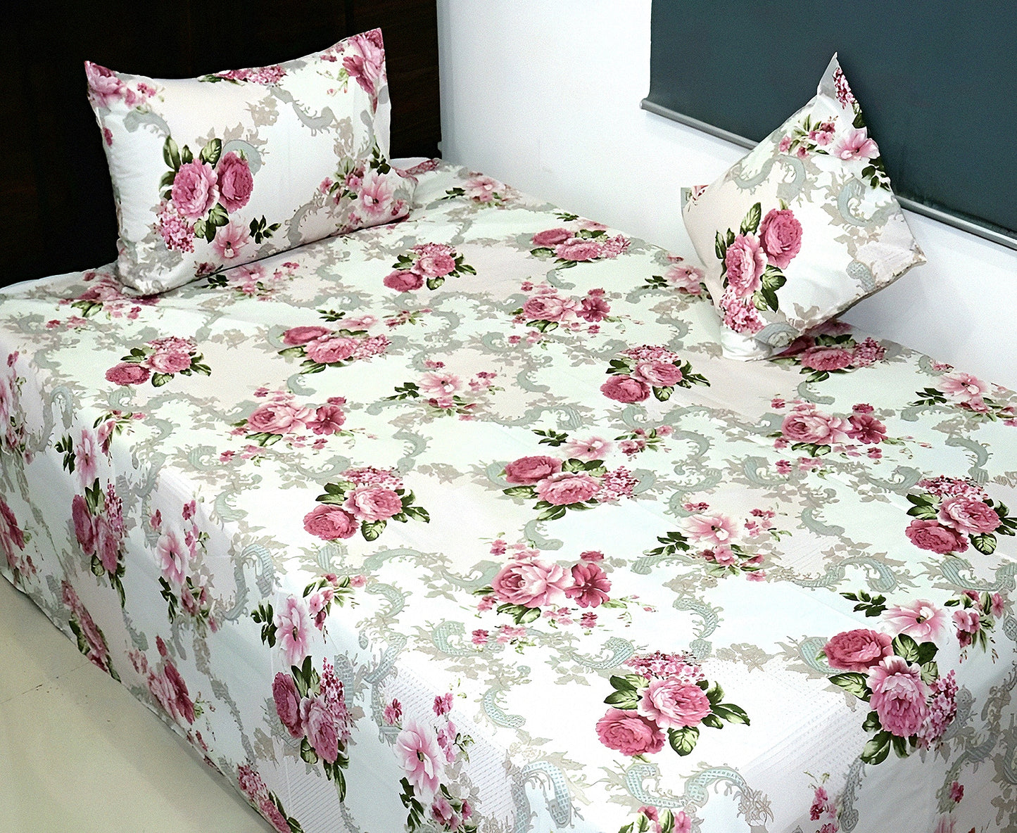 Soft pink floral vintage cotton bedsheet with pillow cover – مفرش سرير وردي بنقشة زهور من القطن الفاخر.
