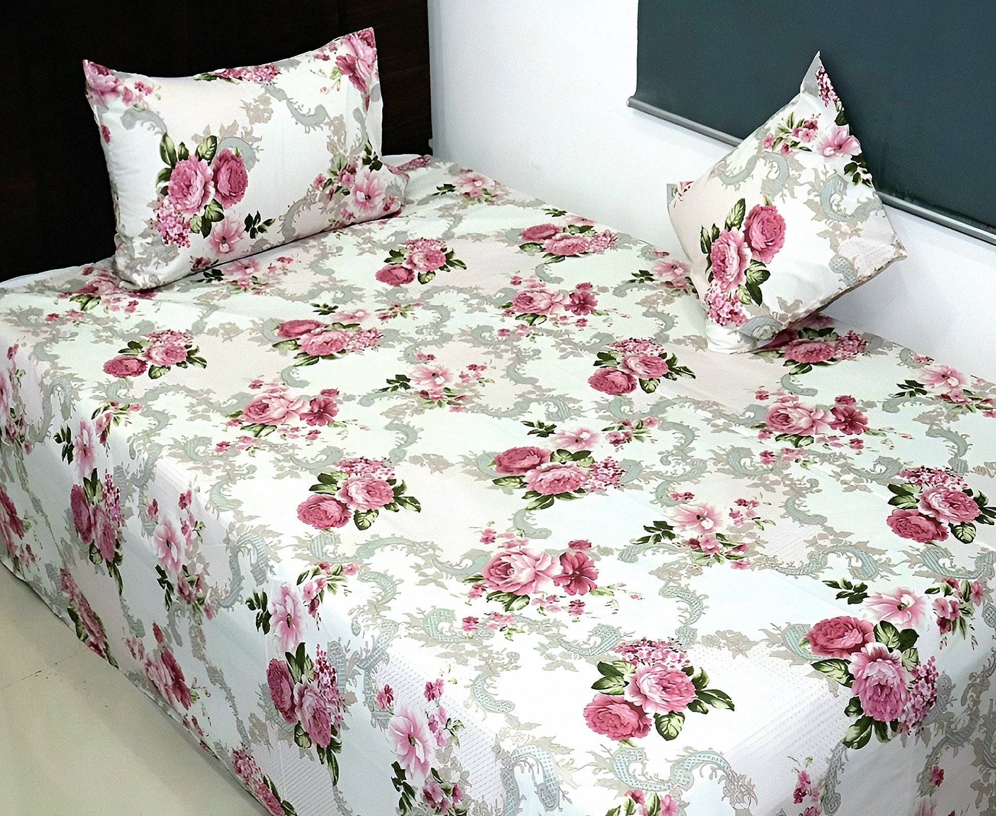 Soft pink floral vintage cotton bedsheet with pillow cover – مفرش سرير وردي بنقشة زهور من القطن الفاخر.
